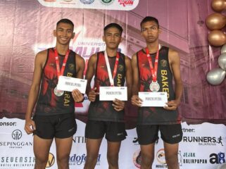 Foto: Tiga personel Brigif TP 85/BTC menampilkan medali dan piagam penghargaan usai meraih Juara I, II, dan III pada ajang Mulia Run 2025 di Balikpapan. (Dok. Kodam VI/MLW)