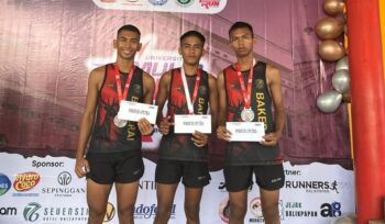 Foto: Tiga personel Brigif TP 85/BTC menampilkan medali dan piagam penghargaan usai meraih Juara I, II, dan III pada ajang Mulia Run 2025 di Balikpapan. (Dok. Kodam VI/MLW)