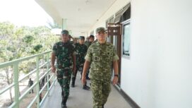 Foto: Irjenad Parlindungan Hutagalung meninjau kesiapan personel dan sarpras di Mako Brigif TP 85/BTC dalam rangka pelaksanaan pengawasan dan pemeriksaan (Wasrik) TNI AD di Kutai Barat. (Dok. Pendam VI/Mlw)