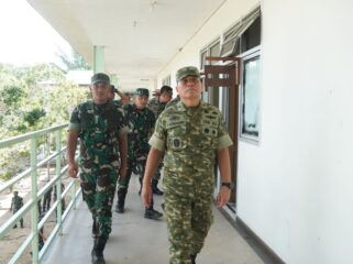Foto: Irjenad Parlindungan Hutagalung meninjau kesiapan personel dan sarpras di Mako Brigif TP 85/BTC dalam rangka pelaksanaan pengawasan dan pemeriksaan (Wasrik) TNI AD di Kutai Barat. (Dok. Pendam VI/Mlw)