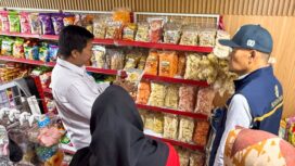 Foto: Petugas Otorita IKN bersama BPOM Balikpapan melakukan inspeksi keamanan pangan di Kawasan Inti Pusat Pemerintahan (KIPP) Nusantara menjelang Natal dan Tahun Baru (Nataru) 2025/2026. (Dok. Humas OIKN)