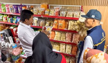 Foto: Petugas Otorita IKN bersama BPOM Balikpapan melakukan inspeksi keamanan pangan di Kawasan Inti Pusat Pemerintahan (KIPP) Nusantara menjelang Natal dan Tahun Baru (Nataru) 2025/2026. (Dok. Humas OIKN)