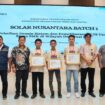 Foto: Peserta Solar Nusantara Batch 1 berfoto bersama jajaran Otorita Ibu Kota Nusantara dan mitra program usai penutupan pelatihan desain sistem dan pemeliharaan PLTS di KIPP Nusantara, Kamis (11/12/2025). (Dok. Humas OIKN)