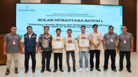 Foto: Peserta Solar Nusantara Batch 1 berfoto bersama jajaran Otorita Ibu Kota Nusantara dan mitra program usai penutupan pelatihan desain sistem dan pemeliharaan PLTS di KIPP Nusantara, Kamis (11/12/2025). (Dok. Humas OIKN)
