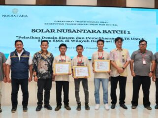 Foto: Peserta Solar Nusantara Batch 1 berfoto bersama jajaran Otorita Ibu Kota Nusantara dan mitra program usai penutupan pelatihan desain sistem dan pemeliharaan PLTS di KIPP Nusantara, Kamis (11/12/2025). (Dok. Humas OIKN)
