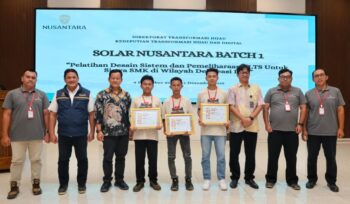 Foto: Peserta Solar Nusantara Batch 1 berfoto bersama jajaran Otorita Ibu Kota Nusantara dan mitra program usai penutupan pelatihan desain sistem dan pemeliharaan PLTS di KIPP Nusantara, Kamis (11/12/2025). (Dok. Humas OIKN)