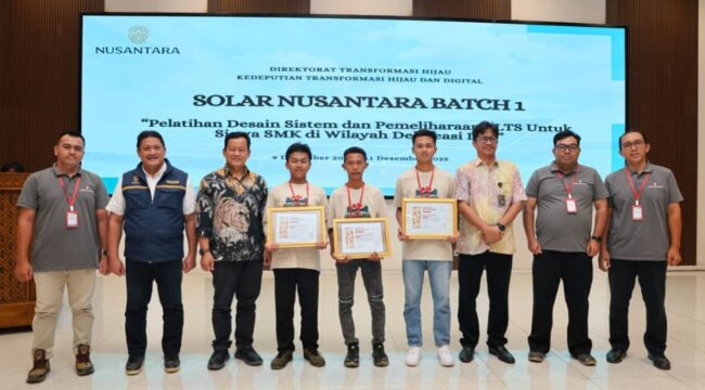 Foto: Peserta Solar Nusantara Batch 1 berfoto bersama jajaran Otorita Ibu Kota Nusantara dan mitra program usai penutupan pelatihan desain sistem dan pemeliharaan PLTS di KIPP Nusantara, Kamis (11/12/2025). (Dok. Humas OIKN)