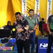 Foto: Bupati Penajam Paser Utara (PPU) Mudyat Noor melakukan pemukulan bola pertama sebagai tanda dibukanya Kejuaraan Nasional (Kejurnas) Pickleball Championship 2025 di Dome Anden Oko, Penajam, Jumat (12/12/2025). (Dok. Humas PPU)