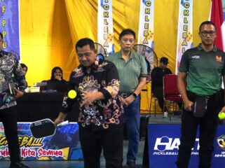 Foto: Bupati Penajam Paser Utara (PPU) Mudyat Noor melakukan pemukulan bola pertama sebagai tanda dibukanya Kejuaraan Nasional (Kejurnas) Pickleball Championship 2025 di Dome Anden Oko, Penajam, Jumat (12/12/2025). (Dok. Humas PPU)