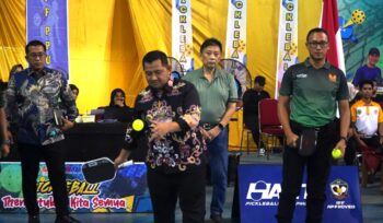 Foto: Bupati Penajam Paser Utara (PPU) Mudyat Noor melakukan pemukulan bola pertama sebagai tanda dibukanya Kejuaraan Nasional (Kejurnas) Pickleball Championship 2025 di Dome Anden Oko, Penajam, Jumat (12/12/2025). (Dok. Humas PPU)