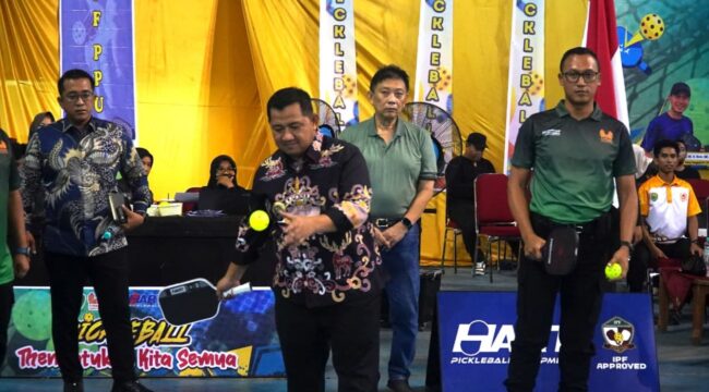 Foto: Bupati Penajam Paser Utara (PPU) Mudyat Noor melakukan pemukulan bola pertama sebagai tanda dibukanya Kejuaraan Nasional (Kejurnas) Pickleball Championship 2025 di Dome Anden Oko, Penajam, Jumat (12/12/2025). (Dok. Humas PPU)