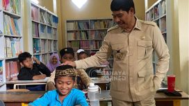 
Foto : Kondisi sekolah ruang kelas yang masih berada di bekas ruangan perpustakaan, (Dok : CaahayaBorneo/AJI).