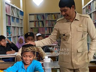 
Foto : Kondisi sekolah ruang kelas yang masih berada di bekas ruangan perpustakaan, (Dok : CaahayaBorneo/AJI).